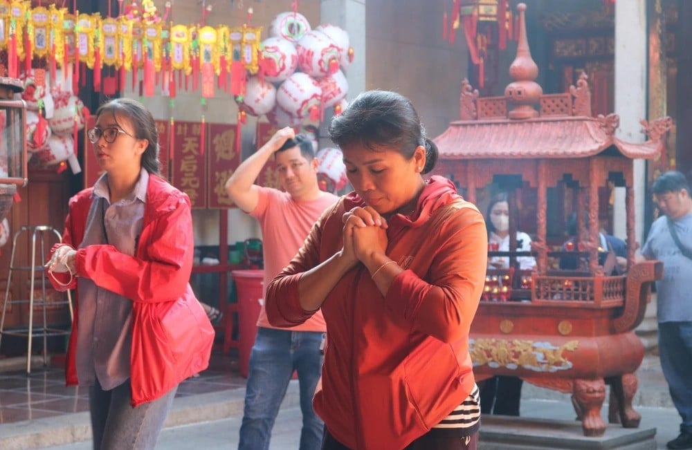 Gia chủ cần chú trọng đến sự trang nghiêm và thái độ thành tâm khi cúng Rằm tháng Giêng