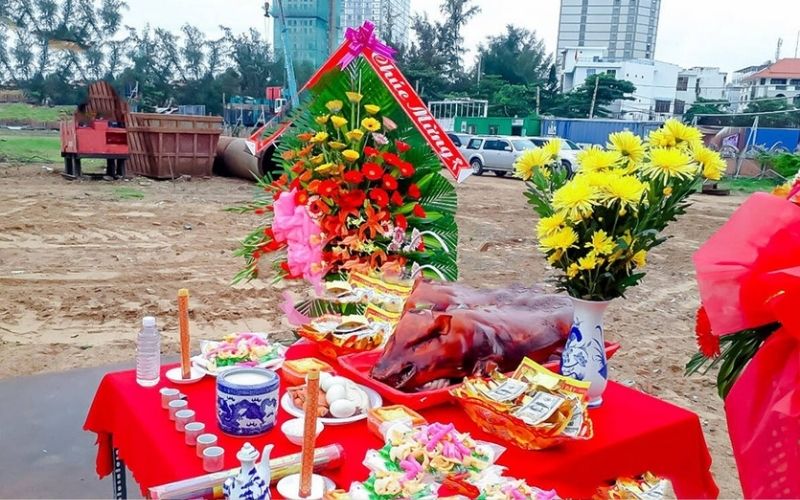 Cúng lễ trước khi tiến hành đổ trần lợp mái để hóa giải phần nào năng lượng xấu