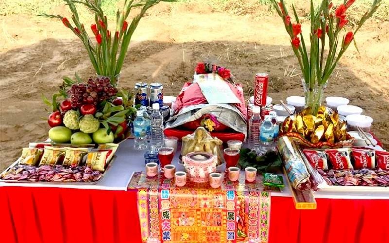 Thực hiện lễ cúng đầy đủ để hóa giải vận xấu trong ngày đổ mái 