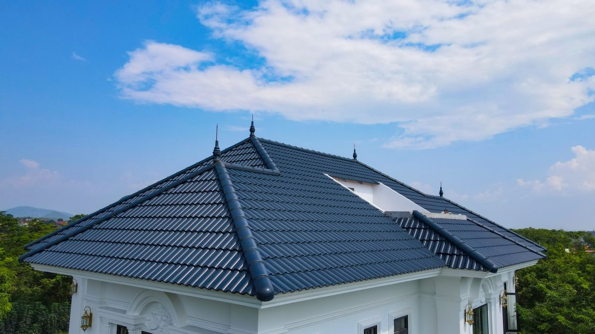 Mái nhà nơi che chở, điều hòa dòng khí trong không gian sống nên cần thi công vào ngày tốt để đón năng lượng tích cực