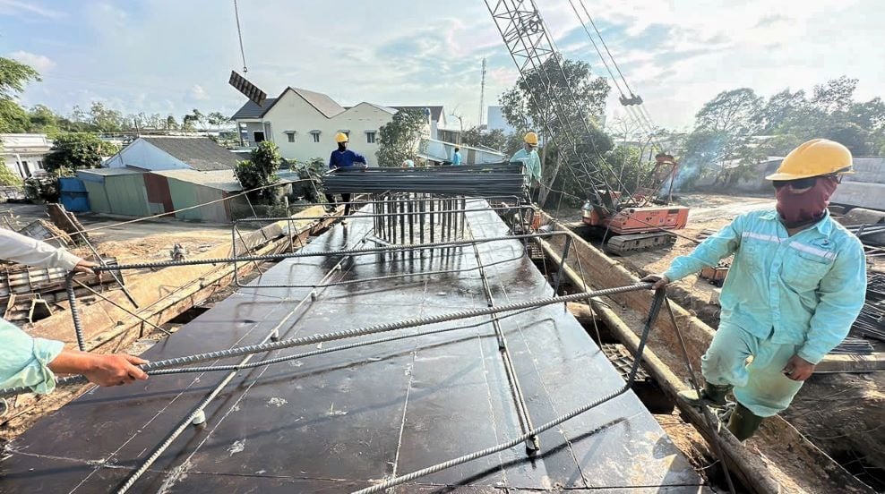 Gia chủ nên xem kỹ thời tiết để tránh đổ mái vào này có nắng quá gắt hoặc mưa lớn