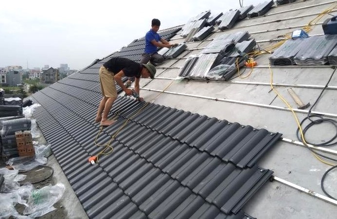 Gia chủ Tân Hợi mệnh Kim nên chọn ngày đổ mái có hành Thổ hoặc Kim