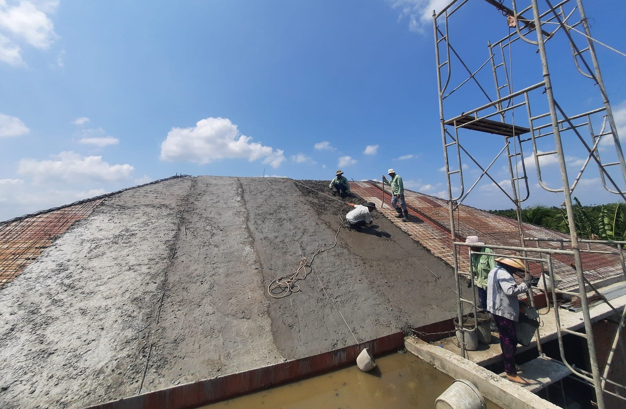 Việc chọn giờ tốt thi công sẽ giúp quá trình đổ mái diễn ra thuận lợi