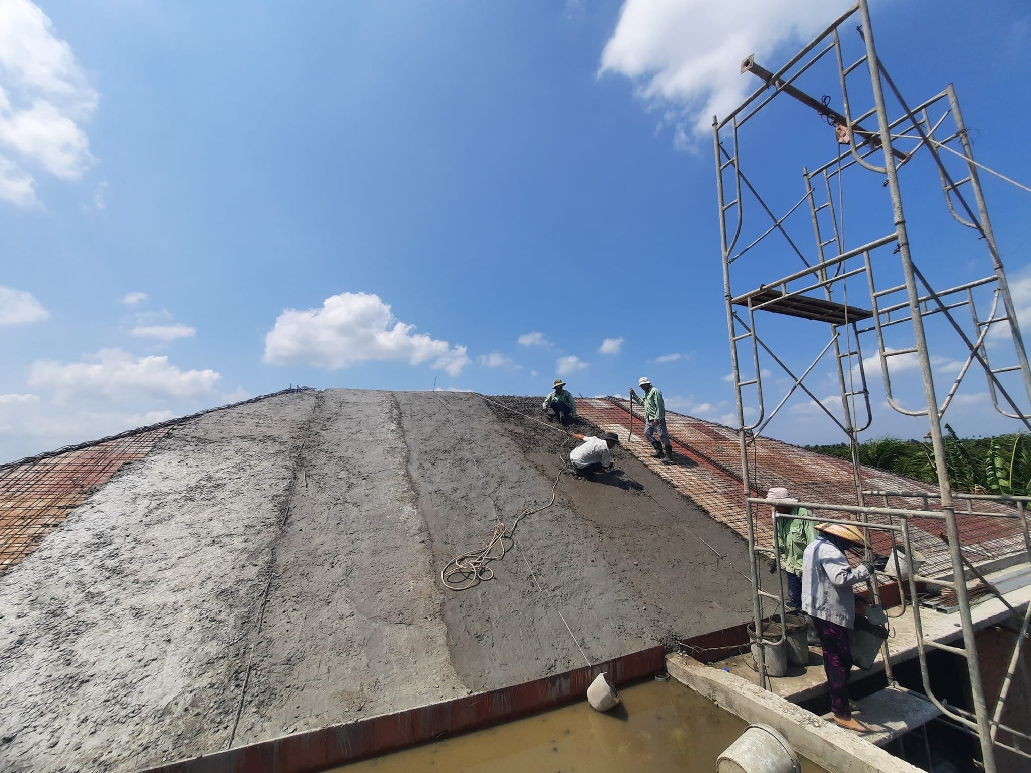 Nên cân nhắc cả các yếu tố ngũ hành, phong thủy và điều kiện thời tiết khi chọn ngày lợp mái