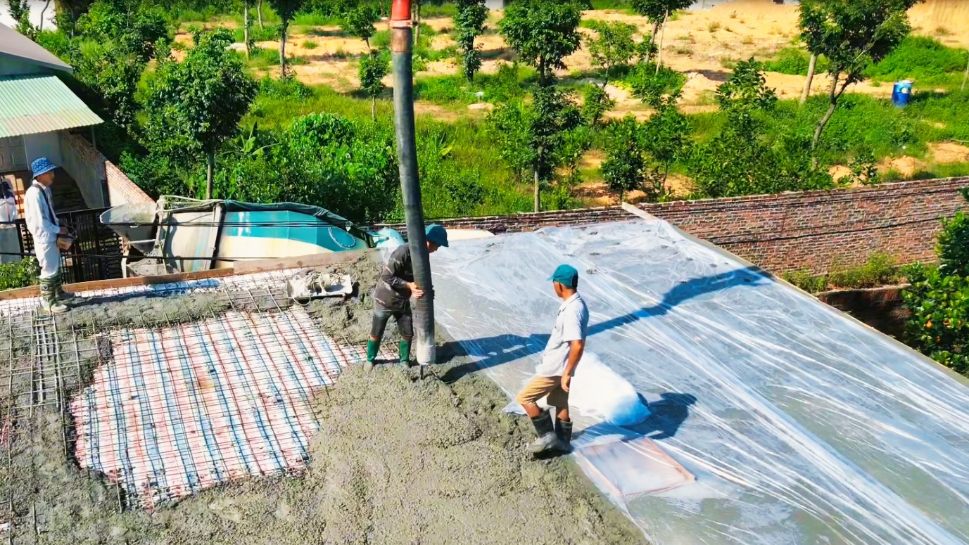 Việc đổ mái nên được tiến hành vào ngày có thời tiết thuận lợi, không mưa to hoặc nắng gắt