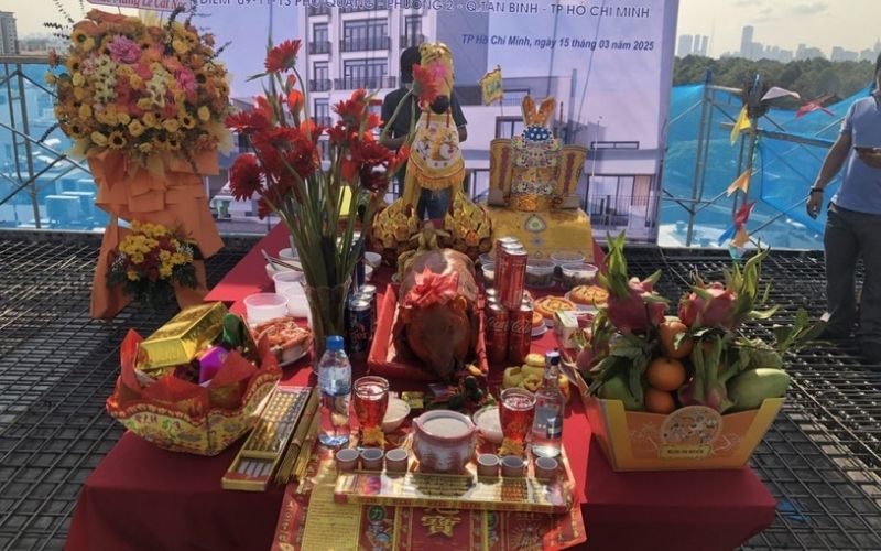 Gia chủ Kỷ Mão chuẩn bị lễ cúng cất nóc đầy đủ để quá trình thi công thuận lợi