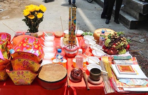 Gia chủ nên chuẩn bị lễ cúng đầy đủ và giữ thái độ tích cực