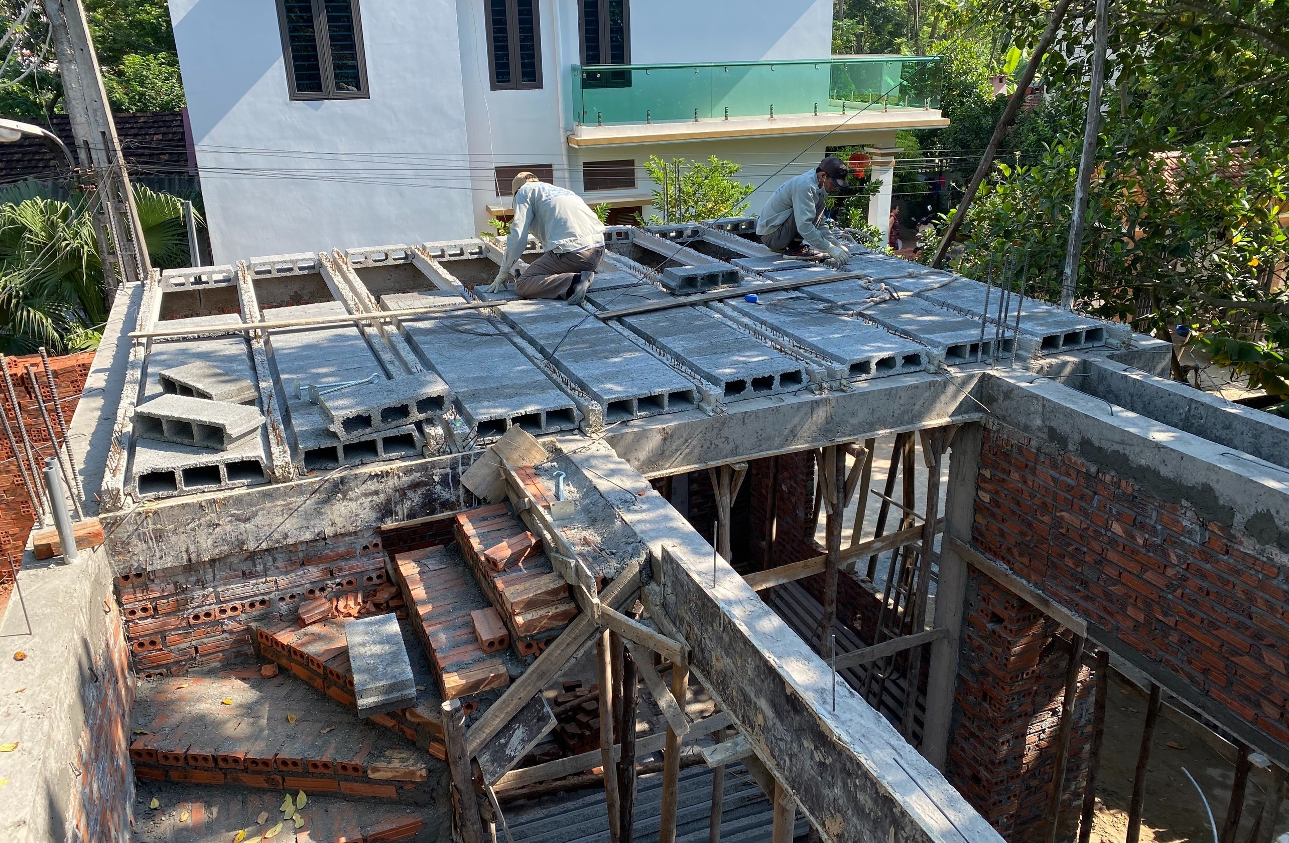 Việc đổ trần lợp mái đánh dấu sự hoàn thiện phần khung, mang ý nghĩa che chở và ổn định lâu dài 