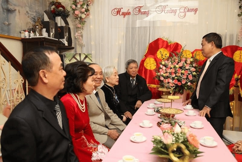 Tuổi của cô dâu và chú rể cần được xem xét song song khi chọn ngày ăn hỏi