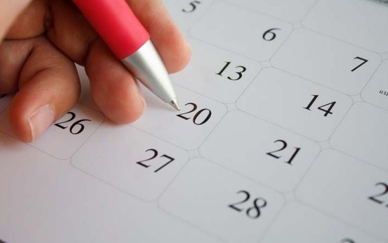 Dù bận rộn, gia chủ vẫn nên tra kỹ lịch âm để chọn ngày nhập trạch hợp tuổi, tránh phạm ngày đại kỵ