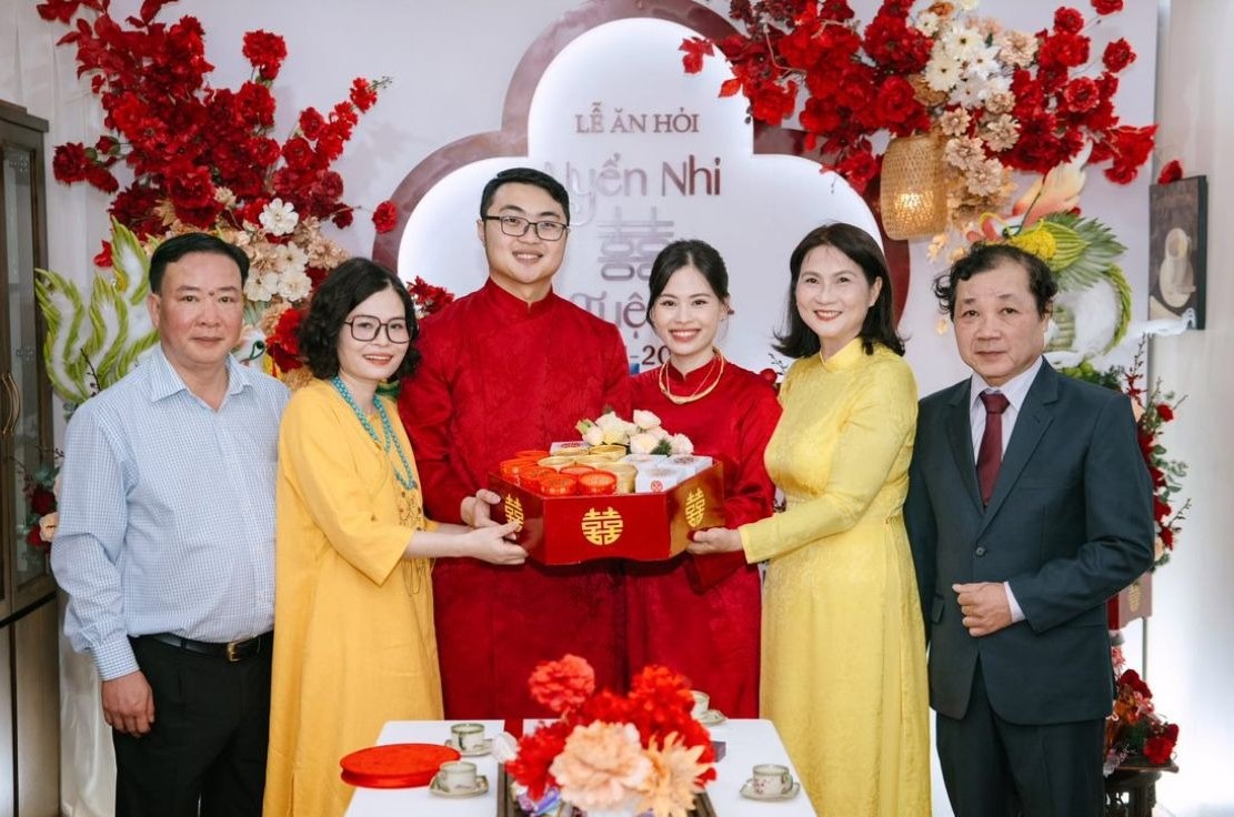 Lễ ăn hỏi đánh dấu sự gắn kết chính thức giữa hai bên gia đình