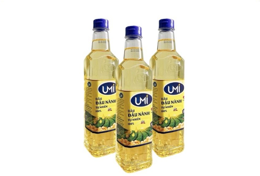 Dầu đậu nành UMI loại 900ml có giá bán khoảng 44.000 đồng/chai
