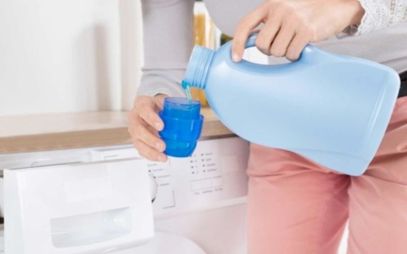 Nước giặt xả can 3,6l phù hợp cho nhu cầu sử dụng và cất trữ trong gia đình