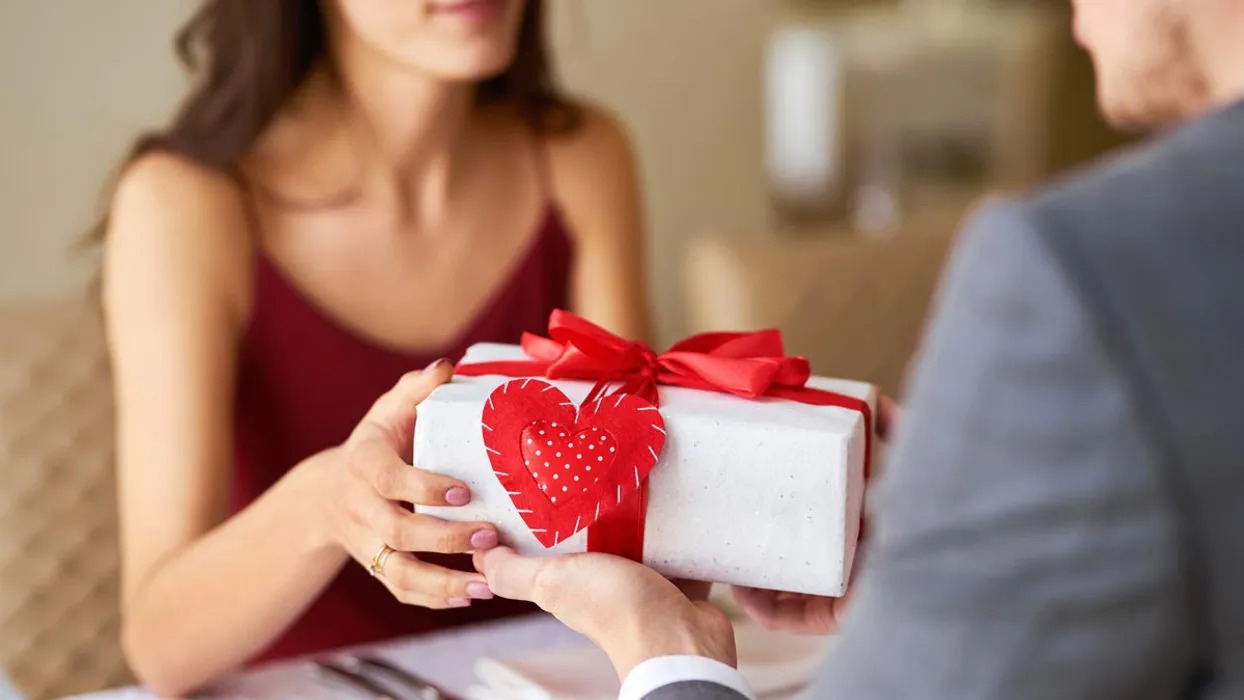 Các cặp đôi có thể tặng nhau những món quà thiết thực để làm kỷ niệm trong ngày Valentine Trắng