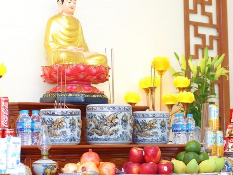 Gia chủ nên dọn dẹp ban thờ và dâng hoa quả, lễ vật đầy đủ trước khi thắp hương và đọc văn khấn mùng 1