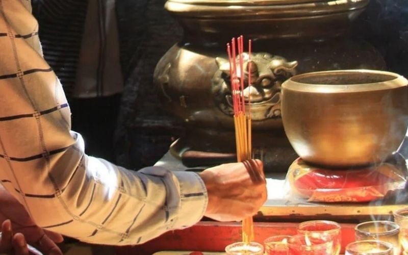 Có thể thắp hương vào khung giờ chiều tối trước 19h