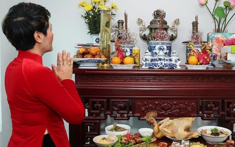 Gia chủ thường khấn thần linh trước, sau đó đọc văn khấn gia tiên