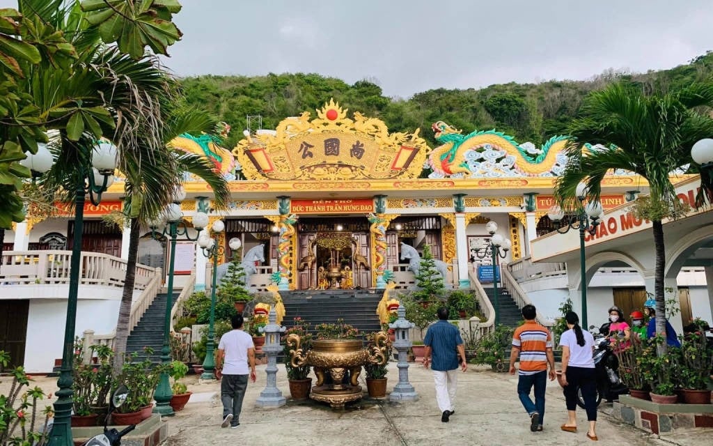 Người dân có thể đến đền thờ Đức Thánh Trần Hưng Đạo để cầu mong nhiều điều tốt lành trong cuộc sống