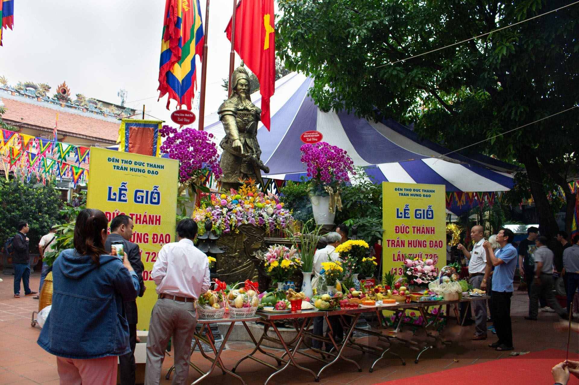 Mâm lễ dâng lên Đức Thánh cần được sắp xếp cẩn thận, gọn gàng với lòng thành tâm của người dâng lễ