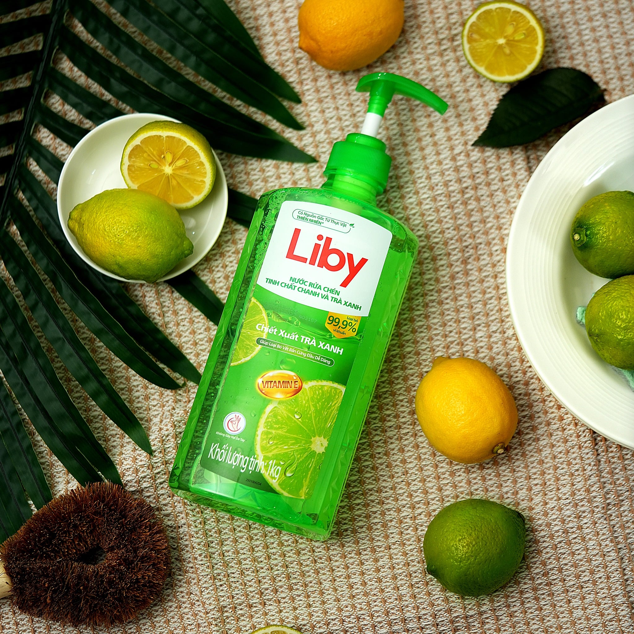 Nước rửa chén LIBY tinh chất chanh và trà xanh chai 1kg có giá từ 38.000 đến 46.000 đồng