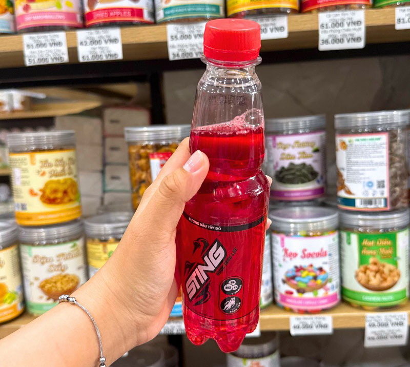 Nước tăng lực STING hương dâu tây đỏ được bán ở hầu hết các tiệm tạp hóa và đại lý bán lẻ trên toàn quốc