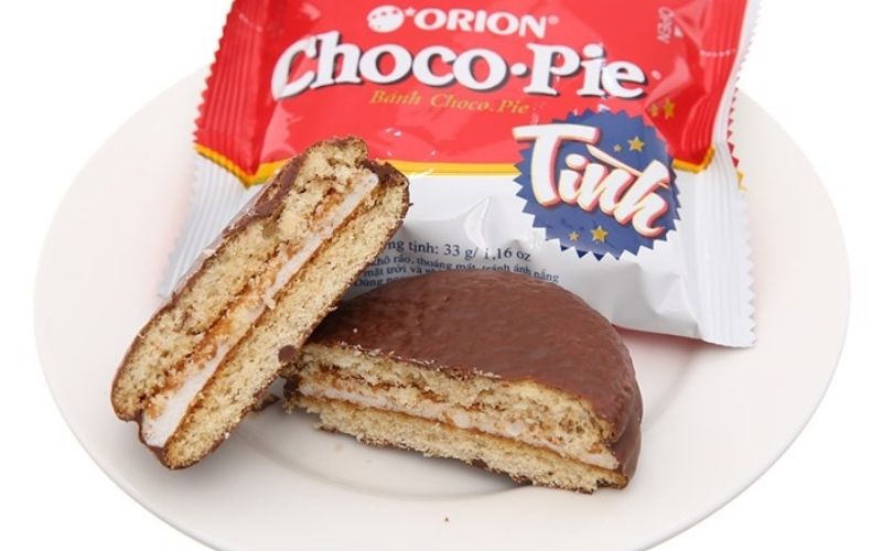 Bánh có lớp socola phủ ngoài và nhân marshmallow mềm dai