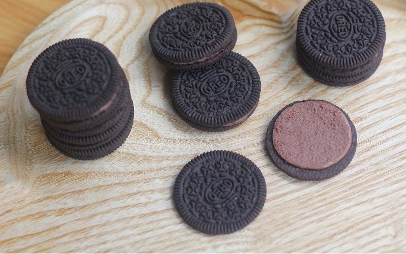 Bánh quy Oreo với lớp bánh cacao giòn và nhân kem socola thơm béo