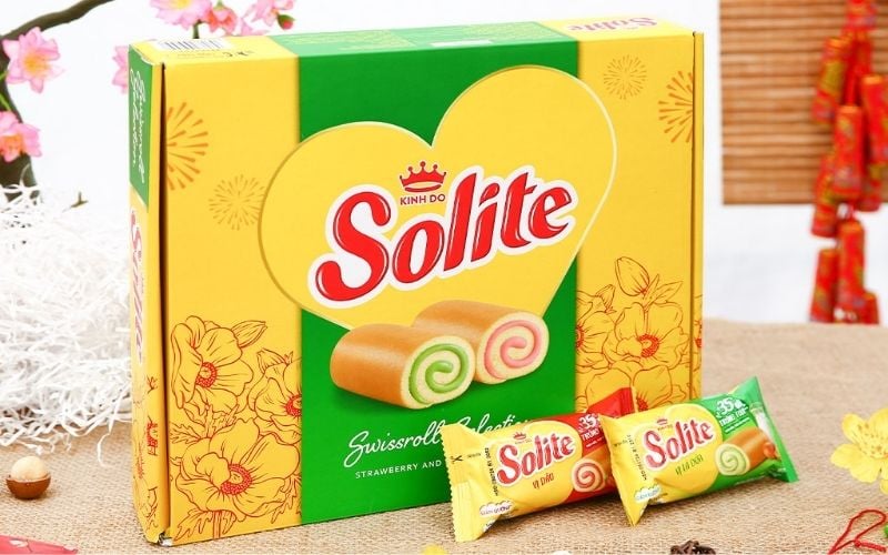 Bánh bông lan cuộn Solite vị lá dứa mang hương thơm dịu nhẹ và vị ngọt vừa phải