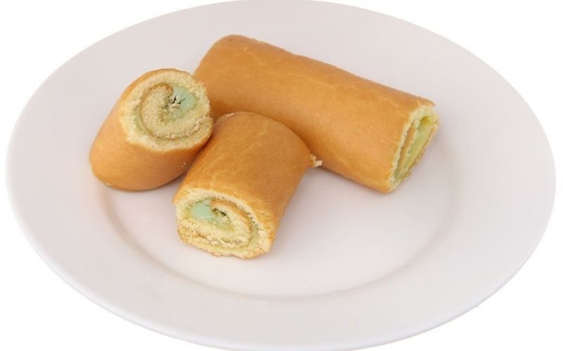 Bánh bông lan cuộn kem SOLITE vị lá dứa hộp 324g có lớp kem mịn cuộn đều trong bánh bông lan mềm xốp 