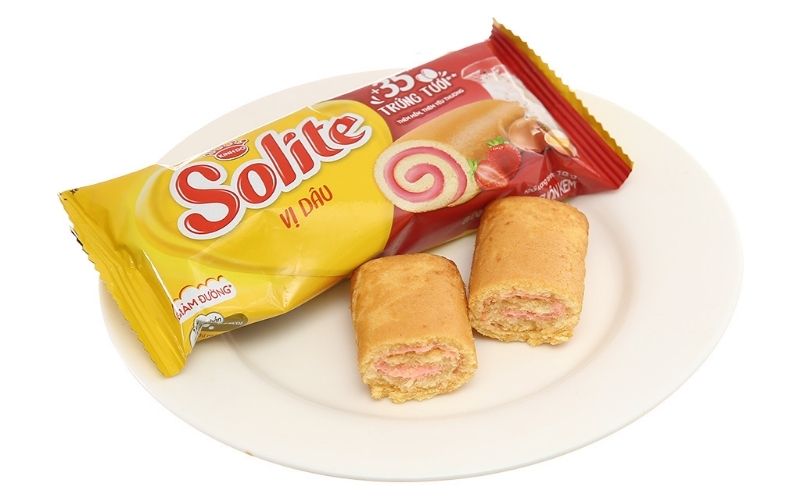 Bánh bông lan cuộn kem SOLITE vị dâu có mức giá phù hợp với nhiều người tiêu dùng
