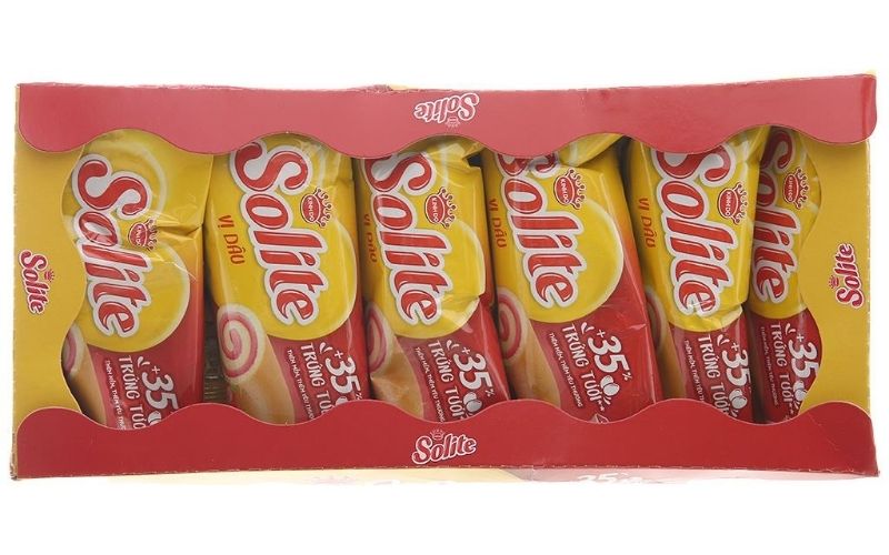 Mỗi hộp bánh bông lan cuộn kem SOLITE vị dâu gồm 18 chiếc bánh nhỏ tiện dụng