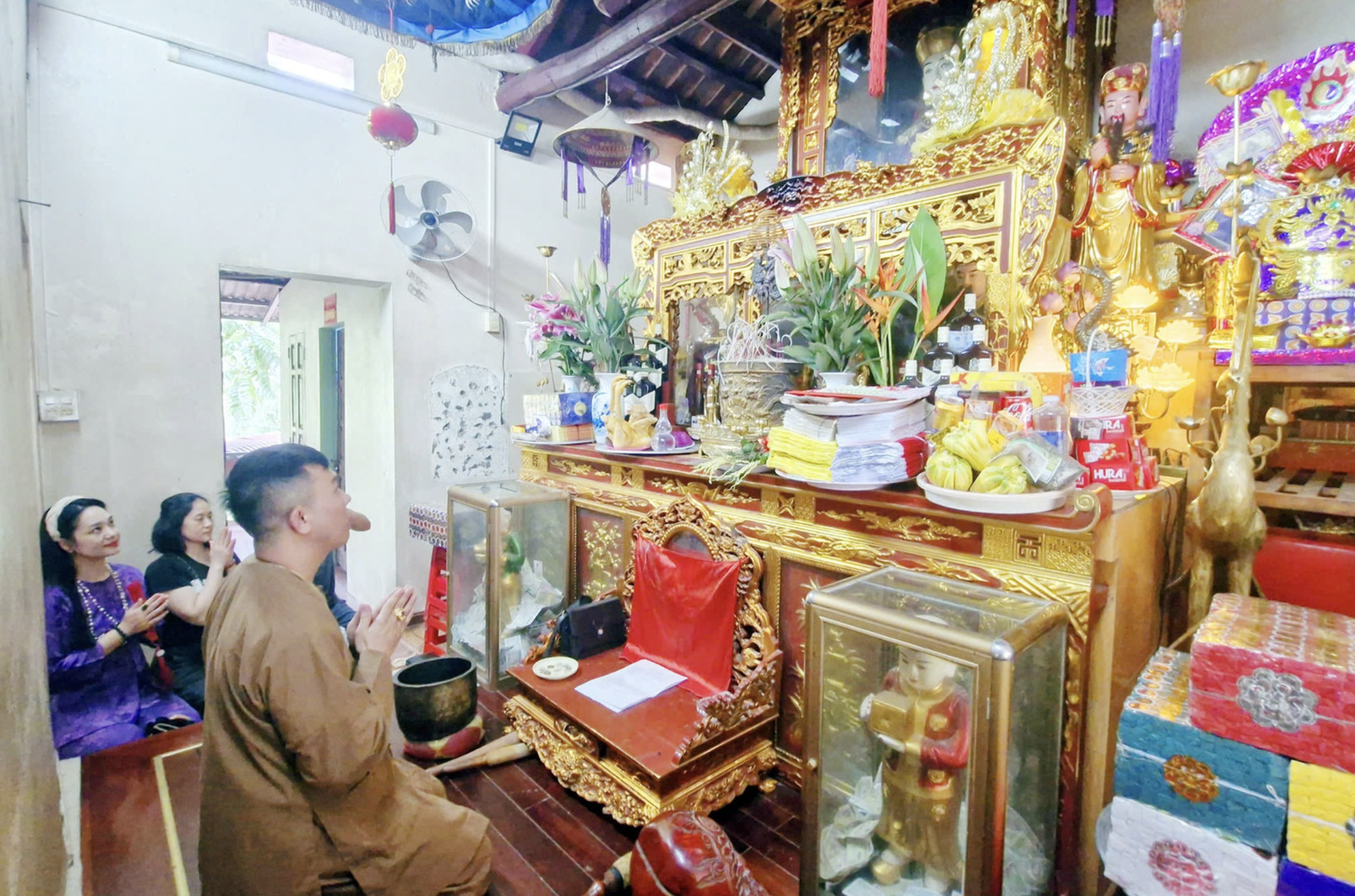 Du khách chuẩn bị lễ để tỏ lòng thành khi đi lễ đền làng Lúc