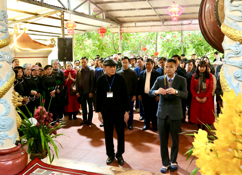 Lễ hội đền làng Lúc thu hút nhiều du khách ghé thăm hàng năm