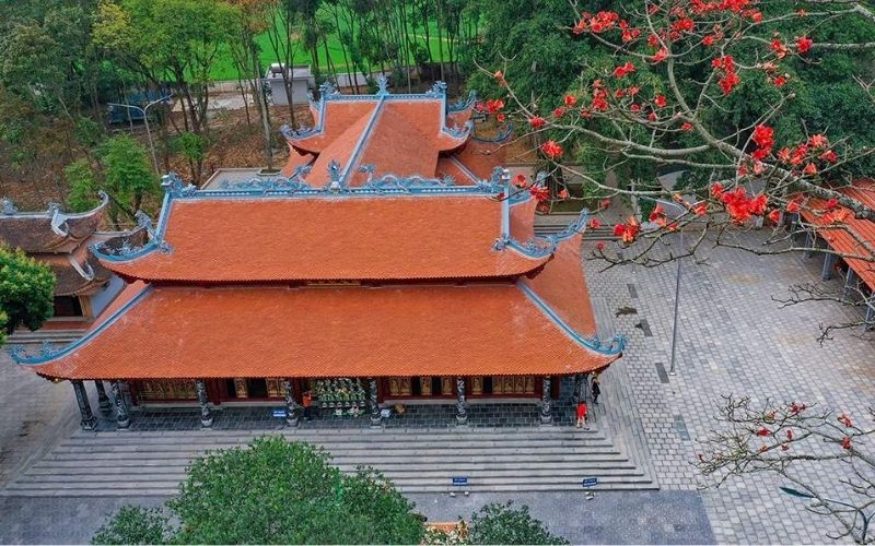 Đền Mẫu Đông Cuông nằm bên bờ sông Hồng với cảnh sắc hữu tình