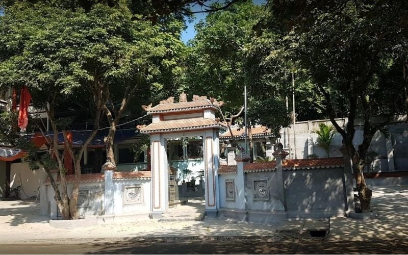 Đền Cô Tân An nằm bên bờ sông Hồng, đối diện đền Bảo Hà