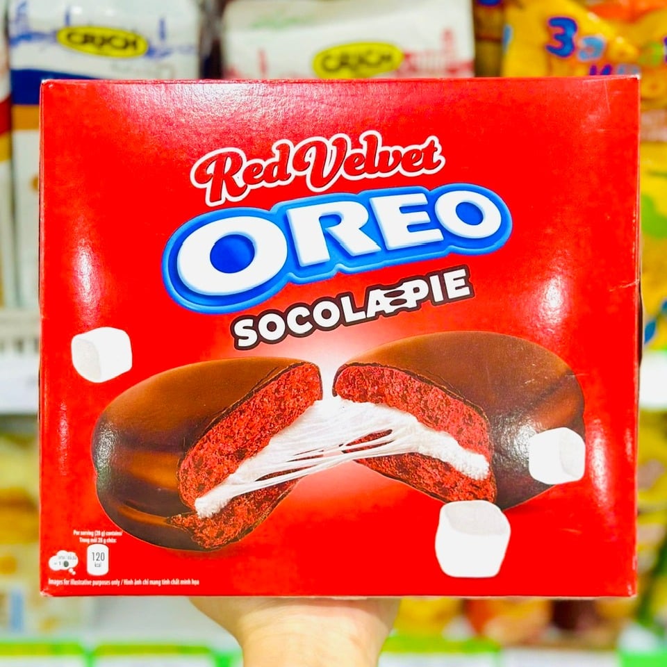 Bánh OREO socola-pie RED VELVET là sự kết hợp giữa bánh Red Velvet mềm xốp, lớp phủ socola và nhân marshmallow dẻo