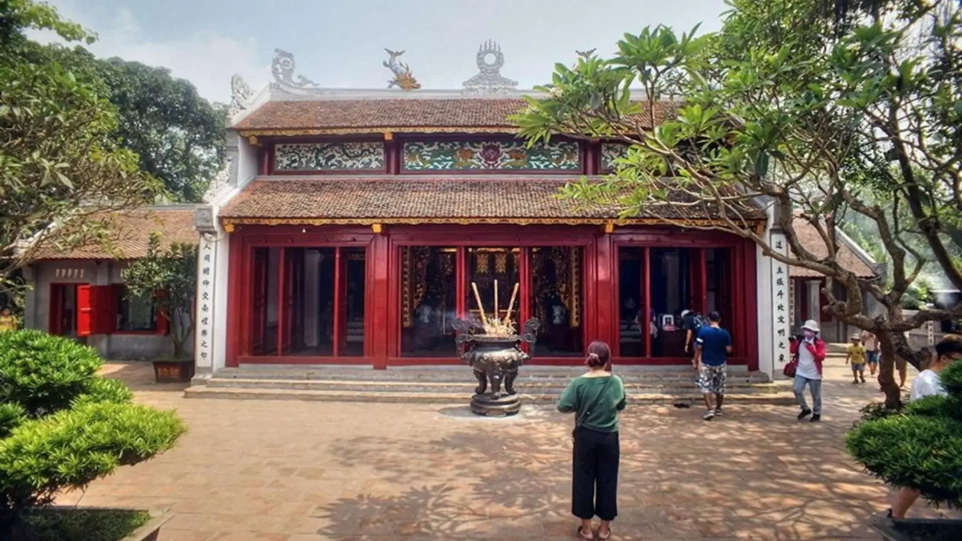 Ngày thường đền Ngọc Sơn tiếp đón du khách từ 7 giờ đến 18 giờ