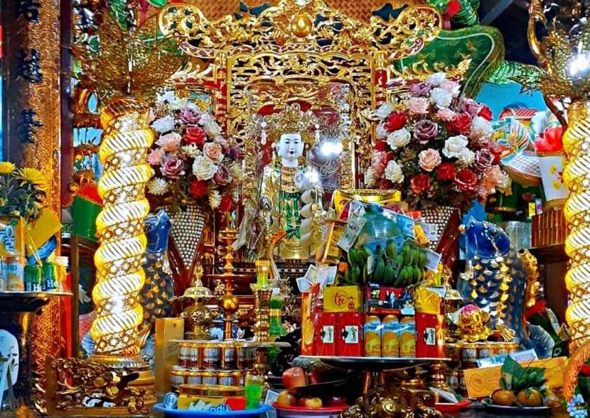 Lễ vật dâng đền Cô Tân An hoa tươi, trái cây theo mùa, nước ngọt, bánh kẹo, mâm lễ mặn cơ bản và vàng hương