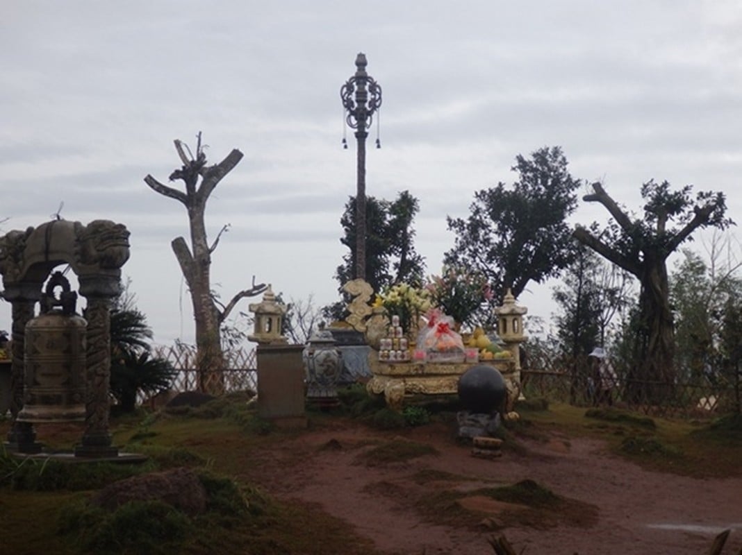 Đỉnh núi Ngàn Nưa, Am Nưa và giếng Tiên là những địa điểm không thể bỏ qua khi đi lễ đền Nưa