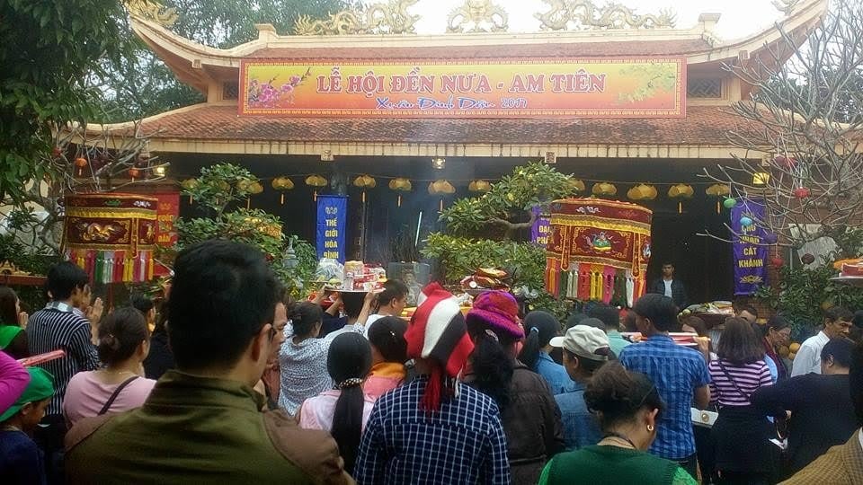 Người dân thường đến đền Nưa để cầu xin sức khỏe và hanh thông trong cuộc sống, sự nghiệp