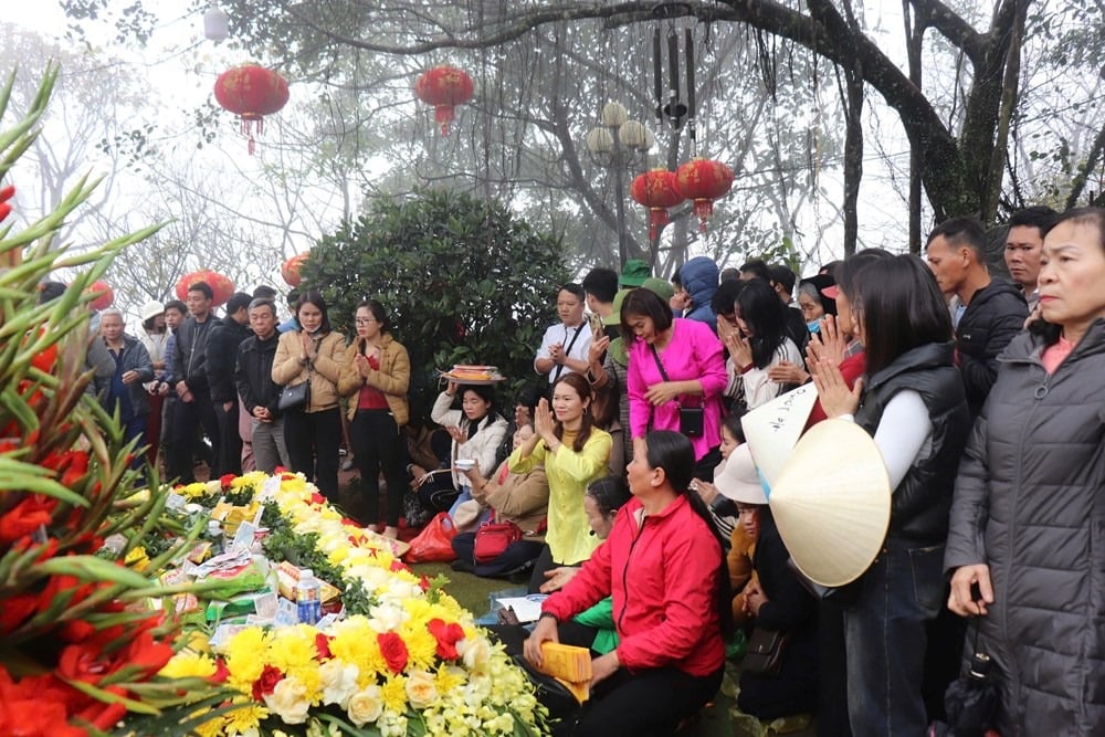 Du khách đi lễ đền Nưa cần chuẩn bị mâm lễ chay, mâm lễ mặn và vàng hương để dâng lên các ban