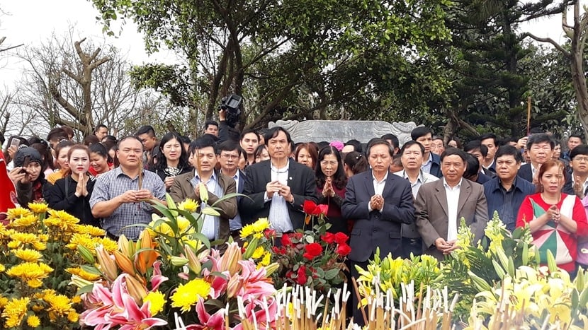 Cần mặc trang phục lịch sự, giữ thái độ trang nghiêm và thành tâm khi đi lễ