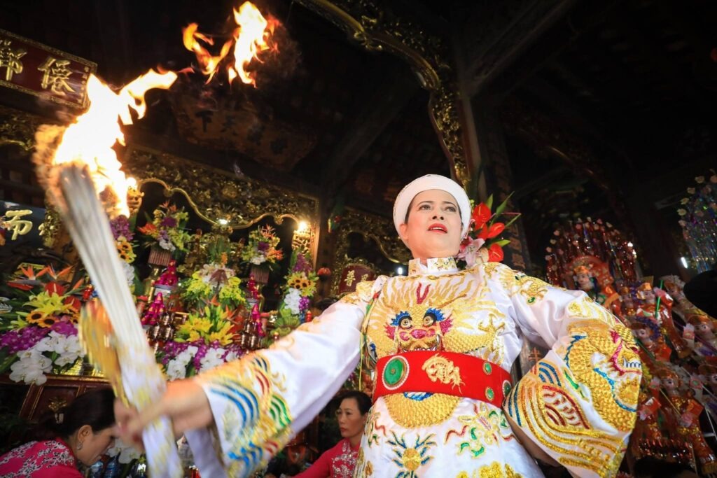 Đền Quan Đệ Tam là điểm đến linh thiêng mà ai hầu Thoải phủ cũng về xin Quan chứng đàn, chứng lễ