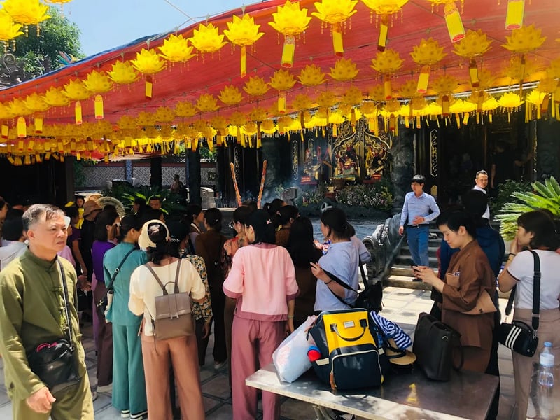 Đông đảo du khách đến chiêm bái đền Ứng Thiên