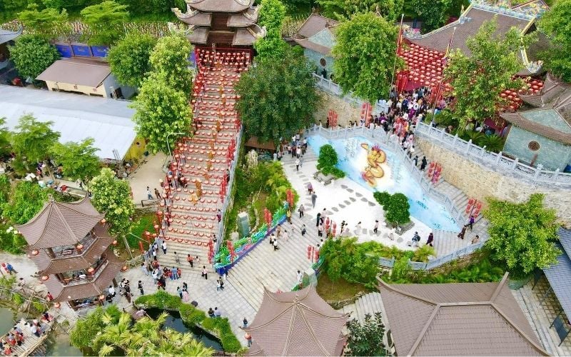 Thời điểm lý tưởng để ghé đền là dịp đầu xuân