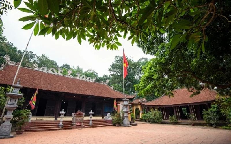 Không gian xanh mát và thanh tịnh quanh khuôn viên đền Du Yến