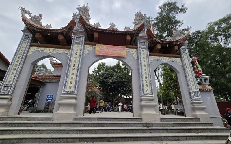 Vị trí đền Quan Giám Sát Lạng Sơn gắn liền với không gian sơn lâm đặc trưng