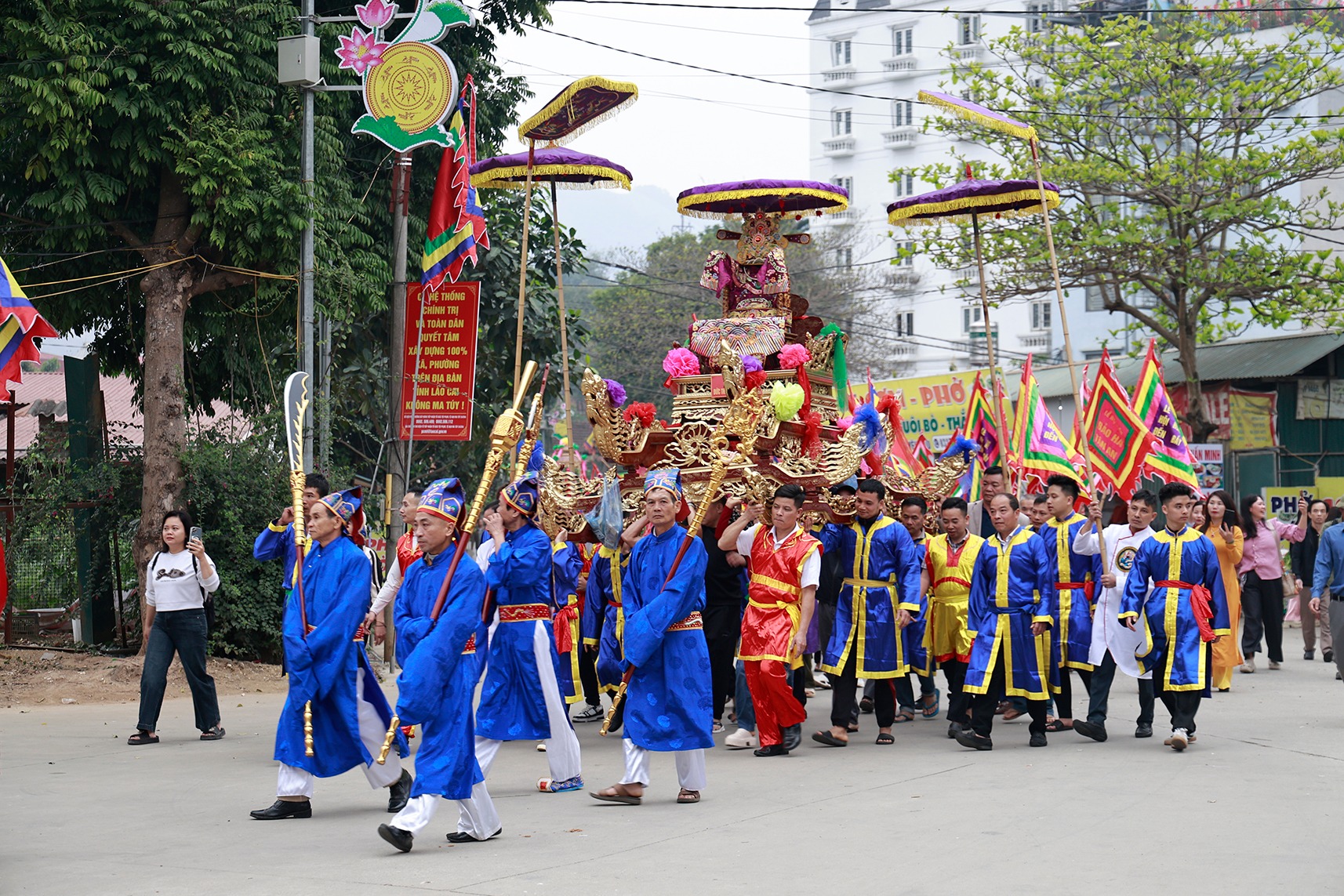 Lễ rước kiệu từ đền Bảo Hà sang đền Cô Tân An là nghi lễ không thể thiếu trong lễ hội đền Cô Tân An