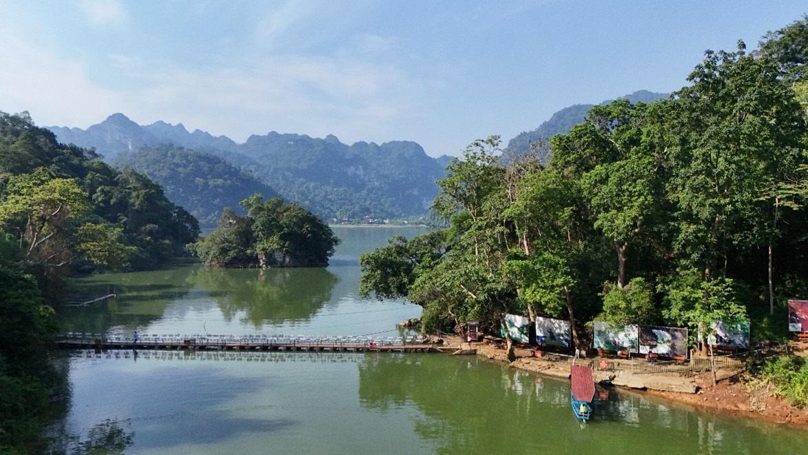 Đền An Mạ là đền thờ các vị Thánh, Mẫu và trung thần nhà Mạc nằm ở giữa hồ Ba Bể