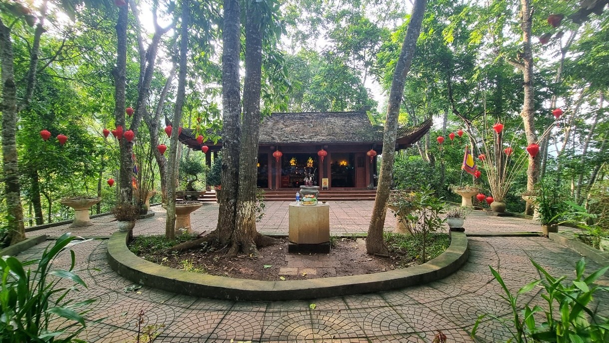 Đền An Mạ nằm trên đảo An Mạ, giữa hồ Ba Bể